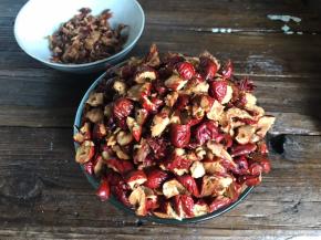 红枣泡发，洗净去核，切碎备用