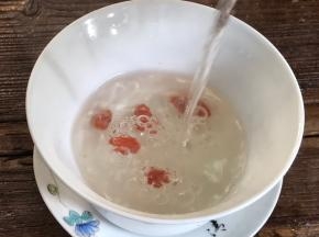 放入茶杯里，加入沸水冲泡