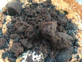 倒入枣泥锅中，加入红糖，拌匀，大火烧开