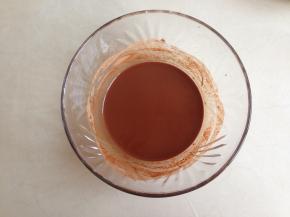 蛋黄和蛋清分别打在两个无水无油的盆里，温热水倒入可可粉中，搅拌均匀。放凉后倒入玉米油，用手动打蛋器搅拌1分钟左右，乳化好，不见油星