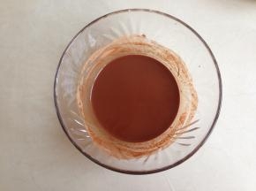 蛋黄和蛋清分别打在两个无水无油的盆里，温热水倒入可可粉中，搅拌均匀。放凉后倒入玉米油，用手动打蛋器搅拌1分钟左右，乳化好，不见油星