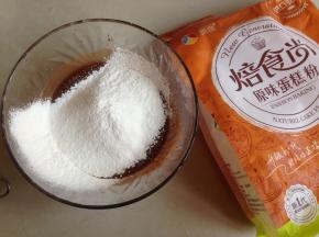 将蛋糕粉过筛进去