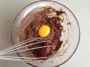 划Z字型拌至不见干粉即可，分两次加入蛋黄，待拌匀后，再加入剩下两个