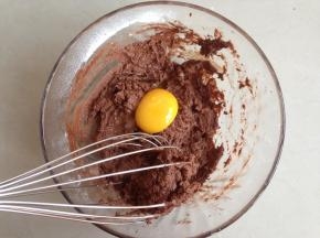 划Z字型拌至不见干粉即可，分两次加入蛋黄，待拌匀后，再加入剩下两个