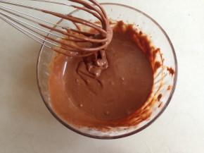 拌好的蛋黄可可糊