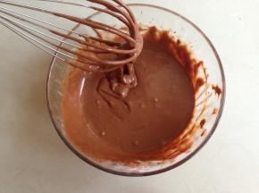 拌好的蛋黄可可糊