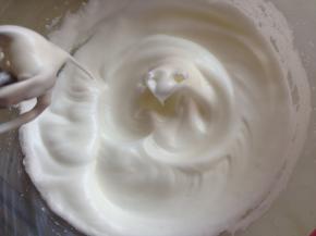 蛋清加入柠檬汁，打至粗泡时加入1/3的细砂糖，打至出现纹理时加1次糖，最后一次加糖就用低速，以防打过了，打至偏干性发泡