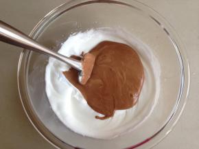 然后倒回剩余的蛋白霜里，用同样的手法翻拌均匀