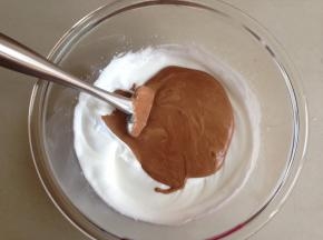 然后倒回剩余的蛋白霜里，用同样的手法翻拌均匀