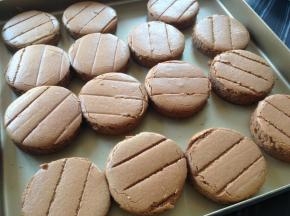 烤好蛋糕立即取出，晾3分钟再倒扣在晾架上，撕掉底部油纸。放凉后用圆形模具压出15块圆形蛋糕片