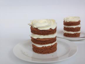 250克淡奶油加25克糖，隔冰水打发，室温高要在空调房下打发。用裱花嘴在圆形蛋糕片挤上奶油，3片为一组