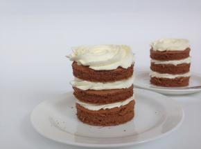 250克淡奶油加25克糖，隔冰水打发，室温高要在空调房下打发。用裱花嘴在圆形蛋糕片挤上奶油，3片为一组