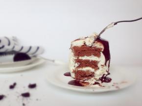 在蛋糕四周挤奶油，用抹刀抹平，抹不平也没关系的，先放入冰箱冷藏。小奶锅里倒入50克淡奶油，用小火加热冒小泡，立即离火，然后倒入40克小块的黑巧克力，拌至溶化，放凉了再倒在蛋糕上，形成自然流淌下来的巧克力酱，再插上一块奥利奥饼干装饰即可