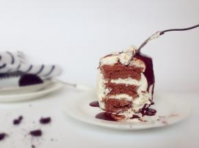 在蛋糕四周挤奶油，用抹刀抹平，抹不平也没关系的，先放入冰箱冷藏。小奶锅里倒入50克淡奶油，用小火加热冒小泡，立即离火，然后倒入40克小块的黑巧克力，拌至溶化，放凉了再倒在蛋糕上，形成自然流淌下来的巧克力酱，再插上一块奥利奥饼干装饰即可