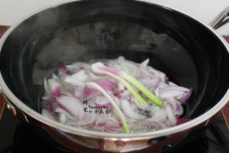 葱油的制作:猪肉放入锅里烧热，把切好的紫洋葱、红头葱白、生姜、炸出香味，再放入酱油、芝麻油、盐、少许白砂糖煮沸，把洋葱、红头葱、生姜，捞出不要，留下葱油，装好。