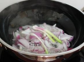 葱油的制作:猪肉放入锅里烧热，把切好的紫洋葱、红头葱白、生姜、炸出香味，再放入酱油、芝麻油、盐、少许白砂糖煮沸，把洋葱、红头葱、生姜，捞出不要，留下葱油，装好。