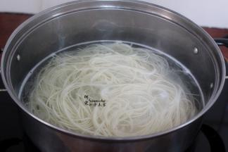 葱油好了，接着就煮面条了，清水煮沸，放入面条煮熟，煮面条的时候加点盐，不仅面条不会断，吃起来更加劲道。