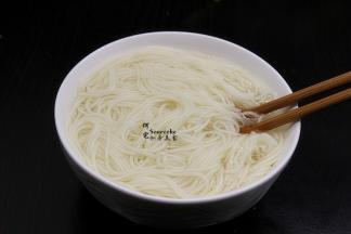煮好的面条捞出，放入冷水大碗里过冷水，过冷的面条不黏糊，更有韧劲，滑爽，这步不能少哦。过完冷水的面条捞出沥干水。
