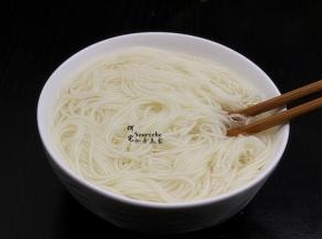 煮好的面条捞出，放入冷水大碗里过冷水，过冷的面条不黏糊，更有韧劲，滑爽，这步不能少哦。过完冷水的面条捞出沥干水。