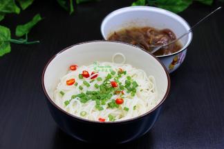 把面条装入碗里，撒上香葱、辣椒。葱油也准备好，根据自己口味，加入葱油搅拌均匀。