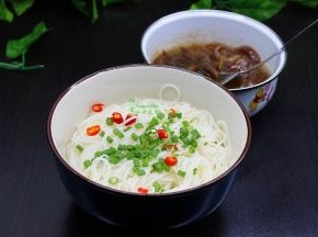 把面条装入碗里，撒上香葱、辣椒。葱油也准备好，根据自己口味，加入葱油搅拌均匀。