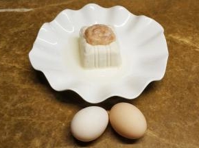 内脂豆腐半块放入碟子里