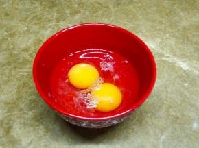 鸡蛋加两蛋壳水打均匀