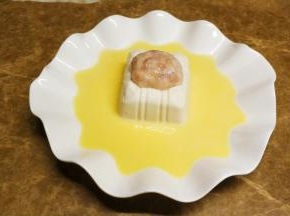 过筛蛋液入碟子里