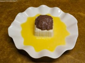 加点糖拌均匀放入豆腐上