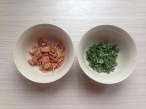 培根切小块先炒熟，葱花裹上低粉，蛋黄和蛋清分别打在两个无水无油的干净打蛋盆里