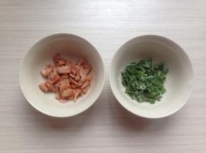 培根切小块先炒熟，葱花裹上低粉，蛋黄和蛋清分别打在两个无水无油的干净打蛋盆里