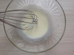 牛奶和玉米油搅打1分钟左右，乳化好