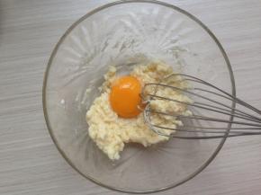 用蛋抽划Z将面粉拌至无干粉，加入蛋黄