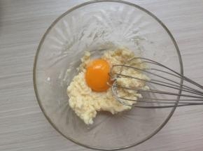 用蛋抽划Z将面粉拌至无干粉，加入蛋黄