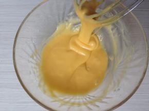 拌好之后加入第2个蛋黄，图片是拌好的蛋黄糊状态