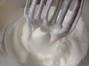 蛋清加几滴新鲜柠檬汁，用电动打蛋器打至粗泡，分两次加入糖，打至偏干性发泡的蛋白霜