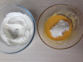 取1/3打发好的蛋白霜，加入到蛋黄糊里，用刮刀从下往上翻拌均匀