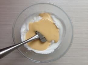 拌好的蛋糕糊倒回到剩余的蛋白霜里