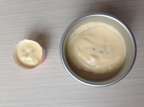 翻拌几下即可，倒入到4寸活底蛋糕模和纸杯里（你也可以全部做成纸杯），轻震两下，震出气泡