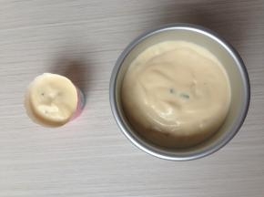 翻拌几下即可，倒入到4寸活底蛋糕模和纸杯里（你也可以全部做成纸杯），轻震两下，震出气泡