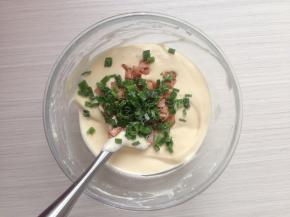 倒入备好的葱花和培根到蛋糕糊里