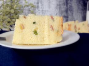 烤好的蛋糕立即取出，震出热气，倒扣在晾架上，等蛋糕放凉后才脱模