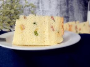 烤好的蛋糕立即取出，震出热气，倒扣在晾架上，等蛋糕放凉后才脱模