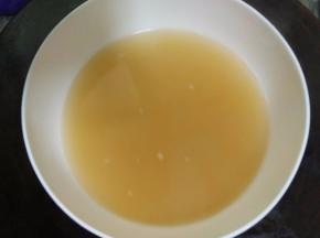 煮牛肉的汤加香醋搅匀冷却（没有的可以加鸡粉或是牛肉粉来调味）