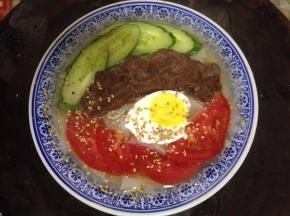 倒入适量牛肉汤，撒少许芝麻即可食用