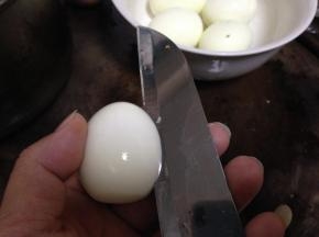 鸡蛋煮熟切成两半
