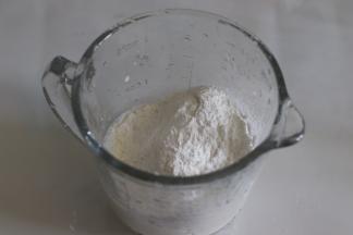 牛奶加入白砂糖搅匀，倒入糯米粉和玉米淀粉的混合物，混合均匀。