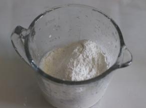 牛奶加入白砂糖搅匀，倒入糯米粉和玉米淀粉的混合物，混合均匀。