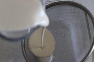 过筛到可以蒸的耐高温容器中，覆盖保鲜膜。