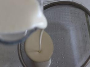 过筛到可以蒸的耐高温容器中，覆盖保鲜膜。